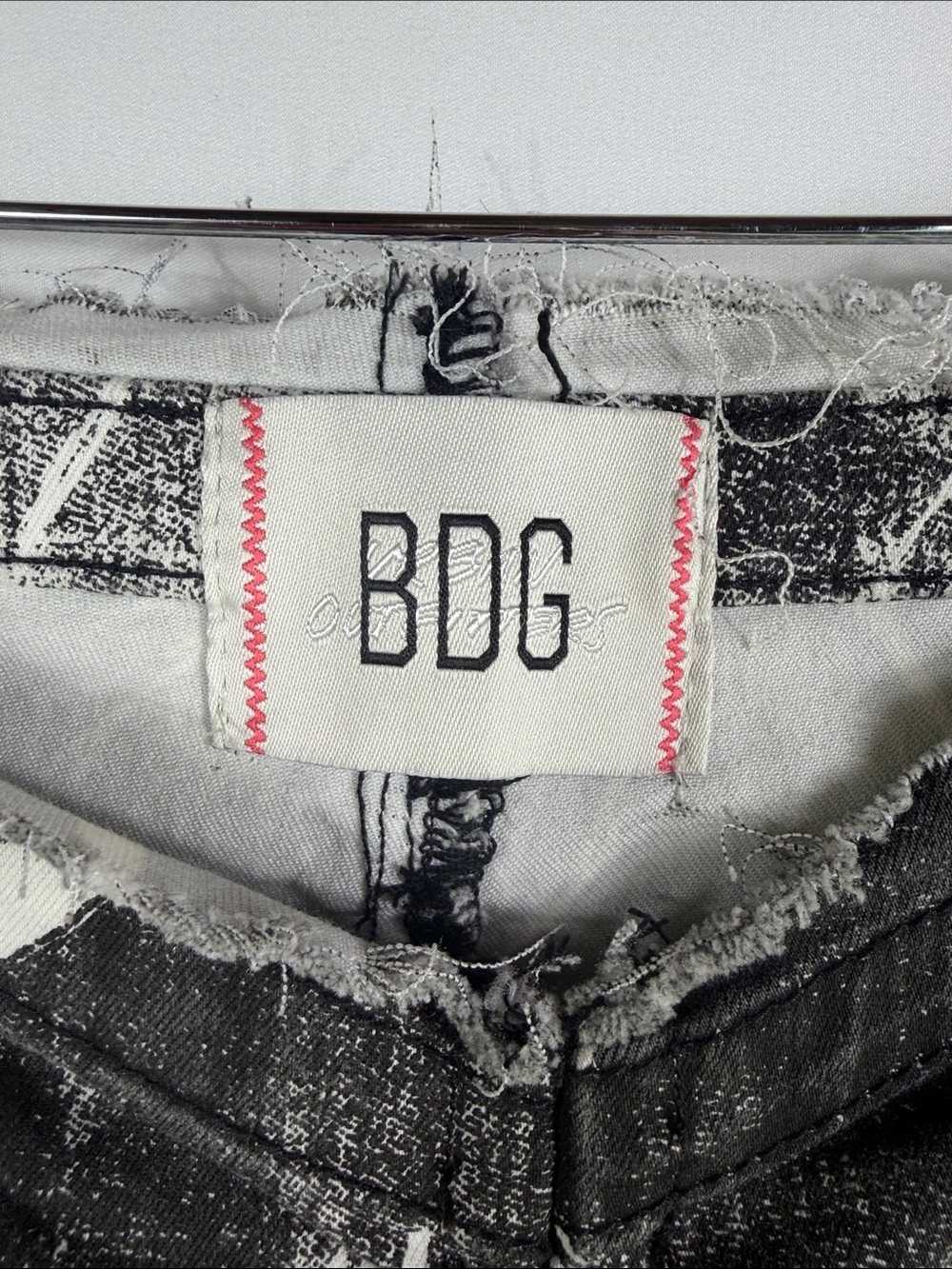 BDG Ruched Dipped V Flare Black and White Print Low Rise Jeans. Womens Size 28 - Picture 2 of 10